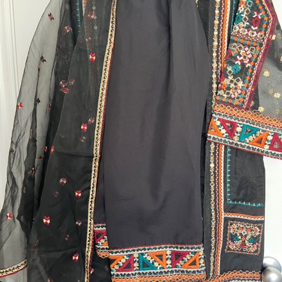 3 piece suit fancy embroidered mirrored like new shalwar kameez - Picture 5 of 8